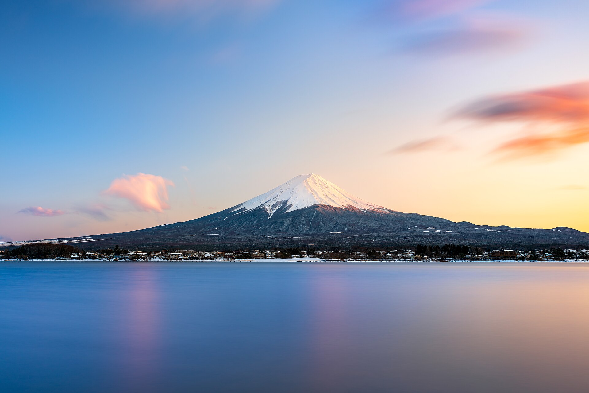 夕暮れの空と湖面に映える冠雪の富士山