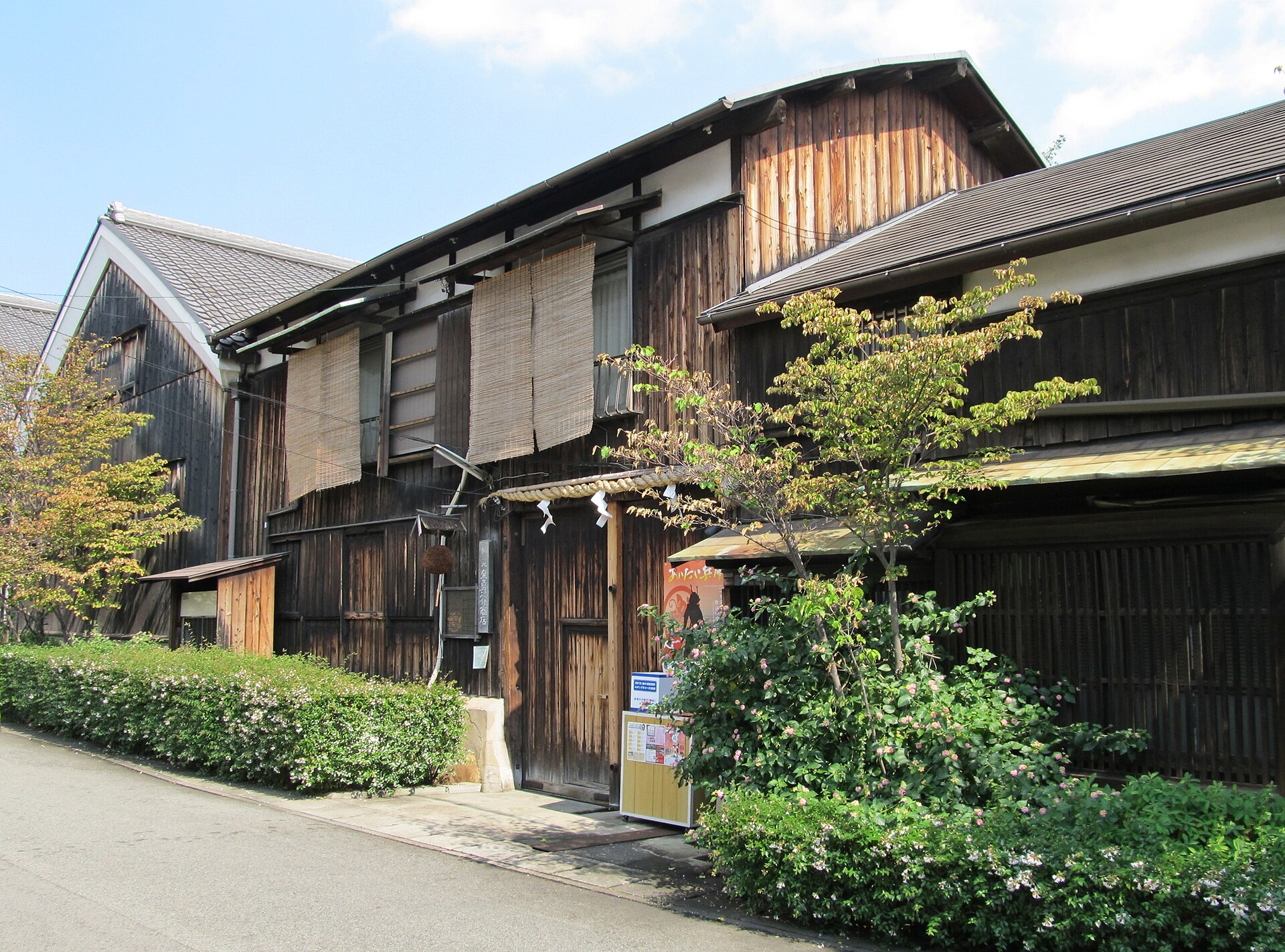 灘五郷に残る木造の酒蔵、泉勇之介商店の外観