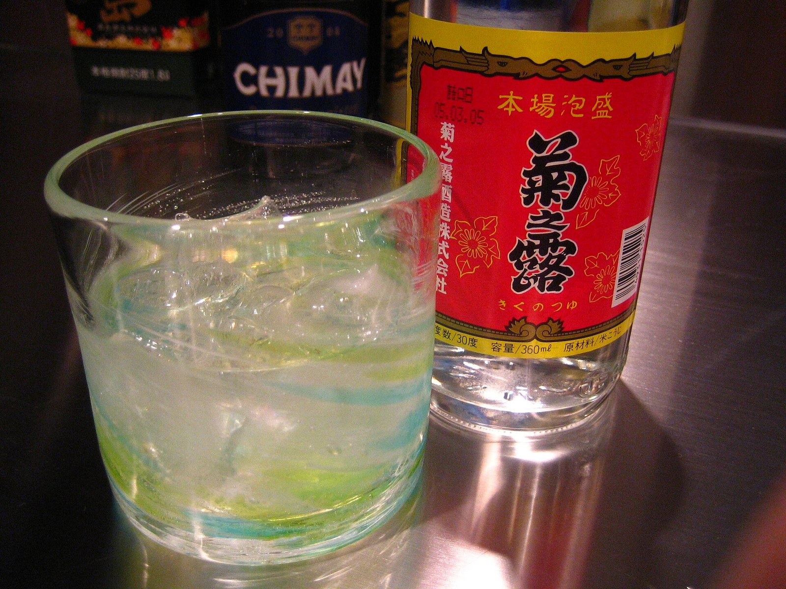 菊之露の瓶と氷の入った琉球ガラスの泡盛