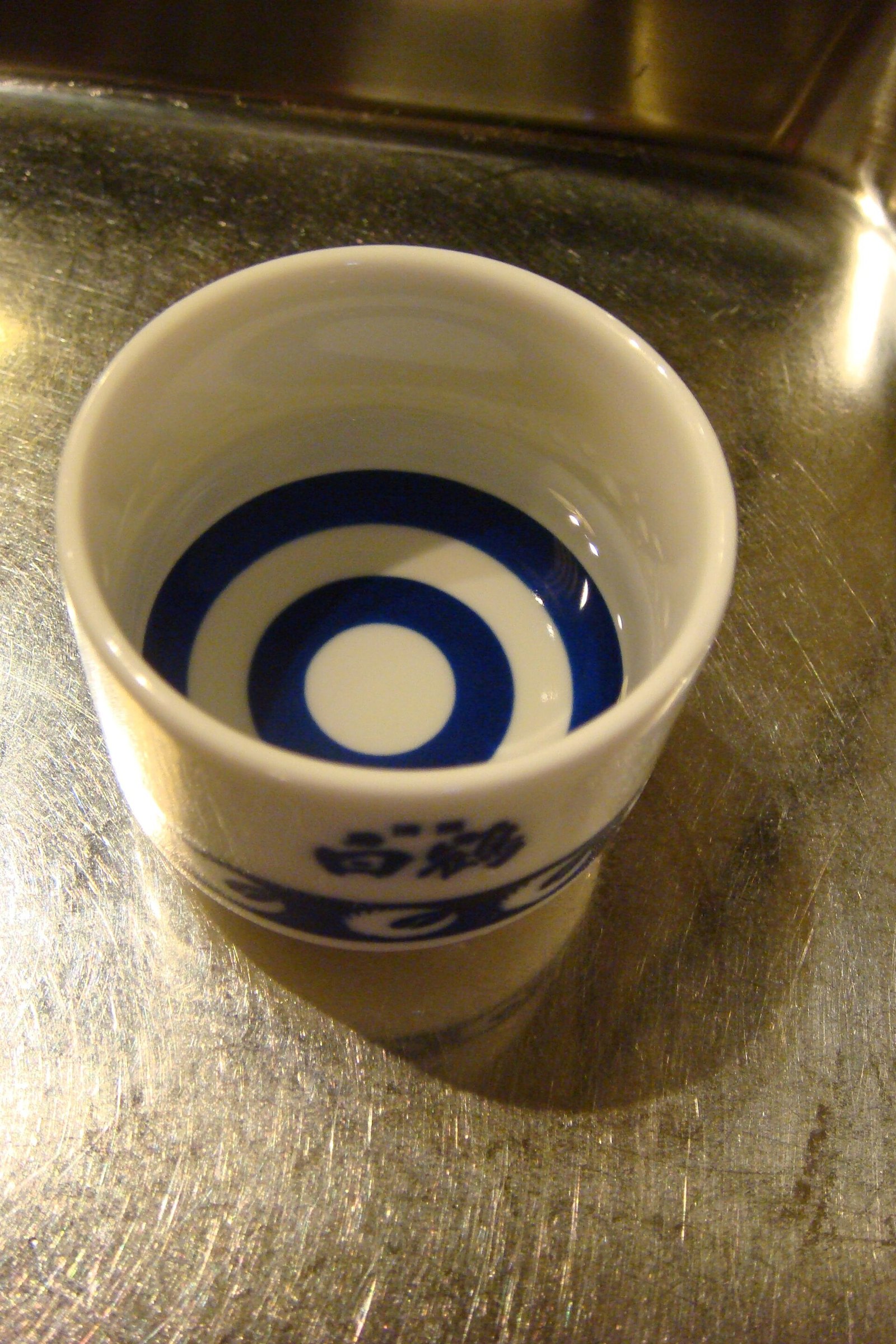 蛇の目模様の利き猪口に注がれた日本酒