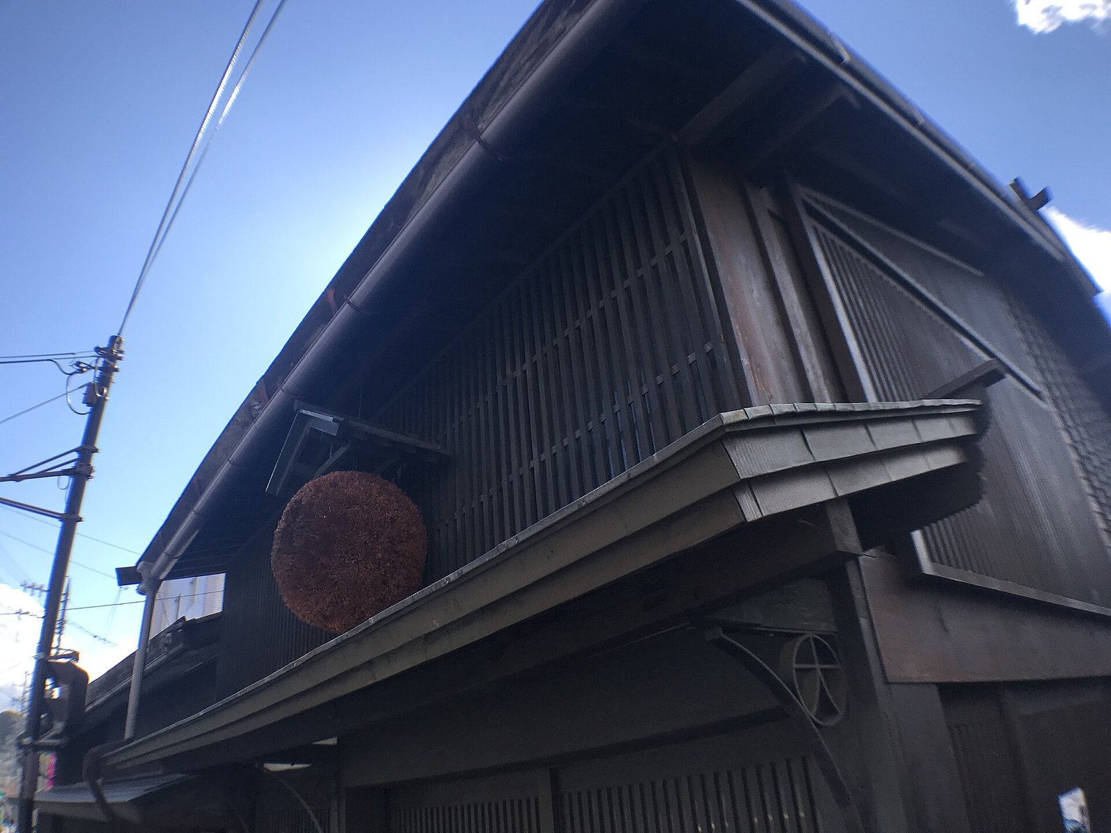 宮坂醸造の軒先に掲げられた杉玉