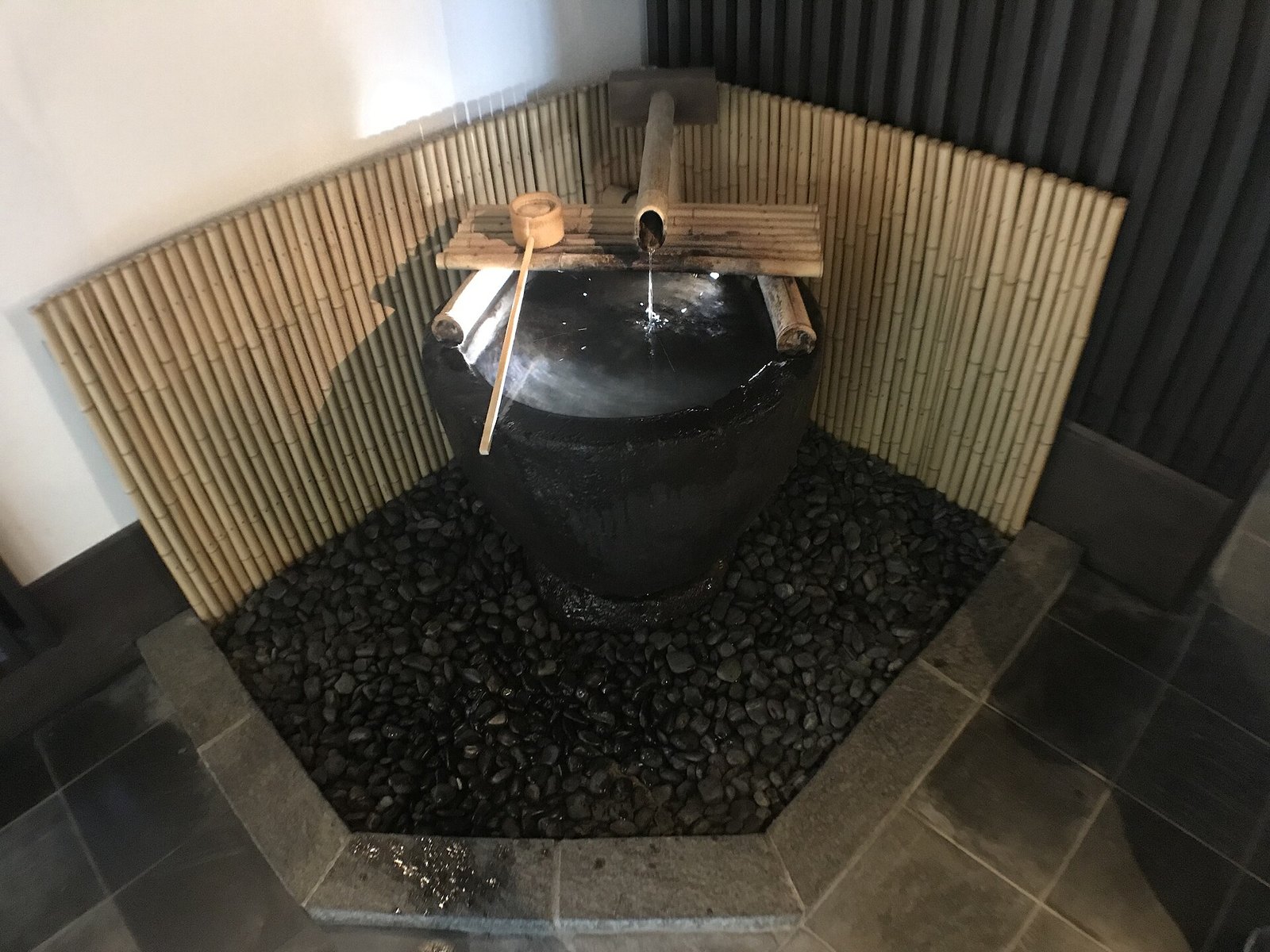 セラ真澄の試飲コーナーに置かれた水瓶と柄杓