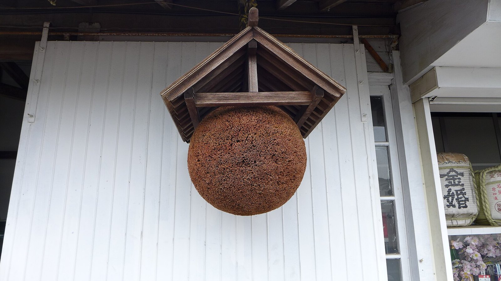 小屋根の下に吊るされた杉玉