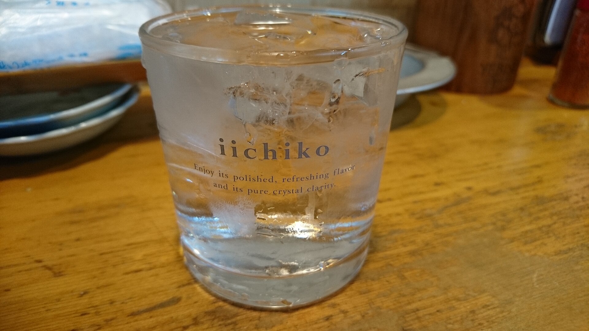 「iichiko」のロゴ入りグラスに注がれた飲み物
