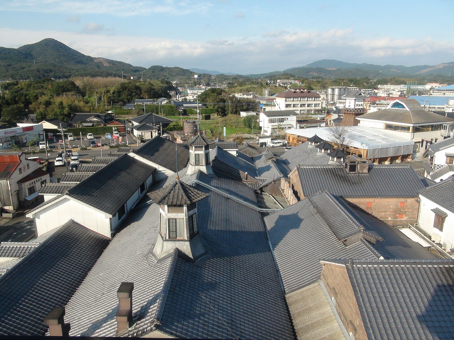 枕崎の町並みに連なる薩摩酒造の焼酎工場の瓦屋根