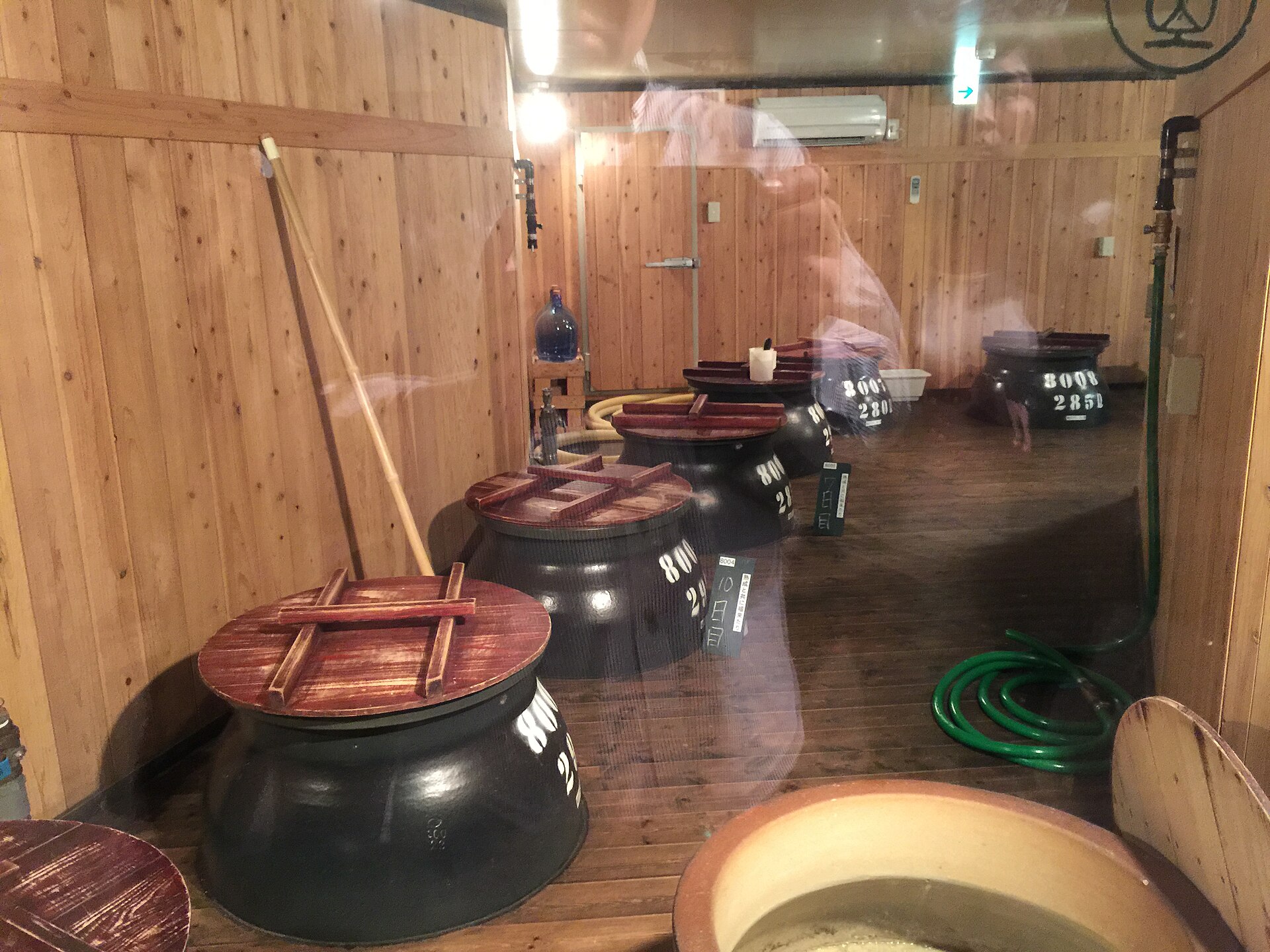 薩摩金山蔵の仕込み場に据えられた焼酎の甕
