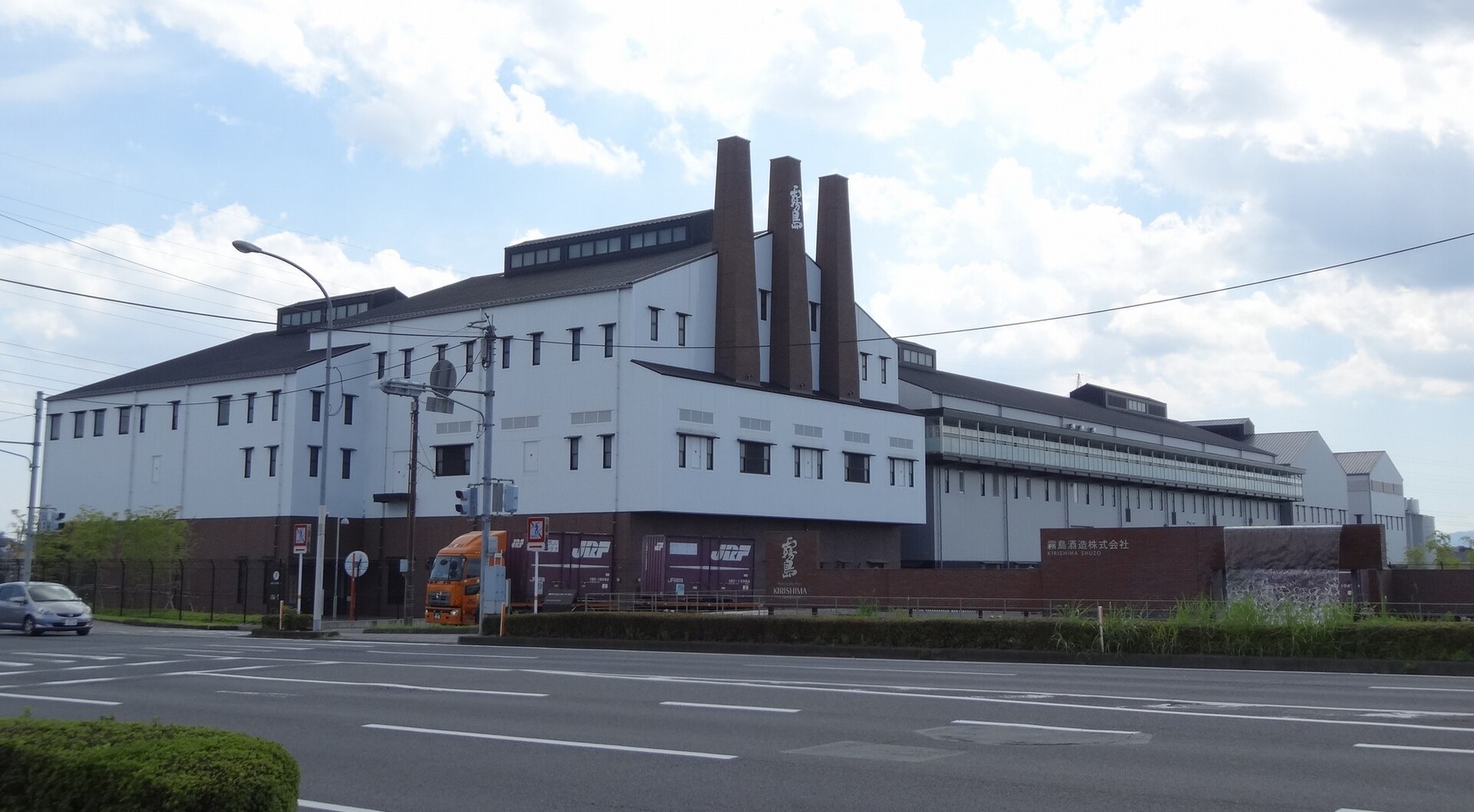 煙突が並ぶ霧島酒造本社工場の外観