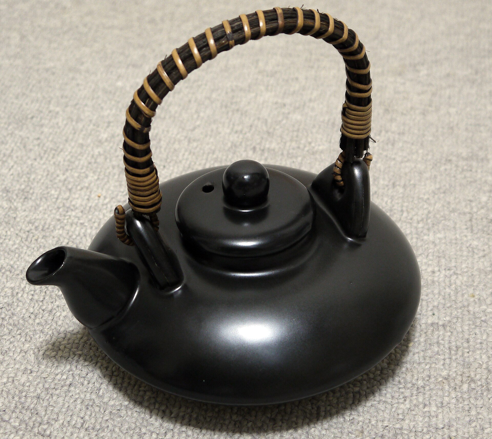 焼酎を温めて注ぐ黒い陶器の酒器・黒じょか