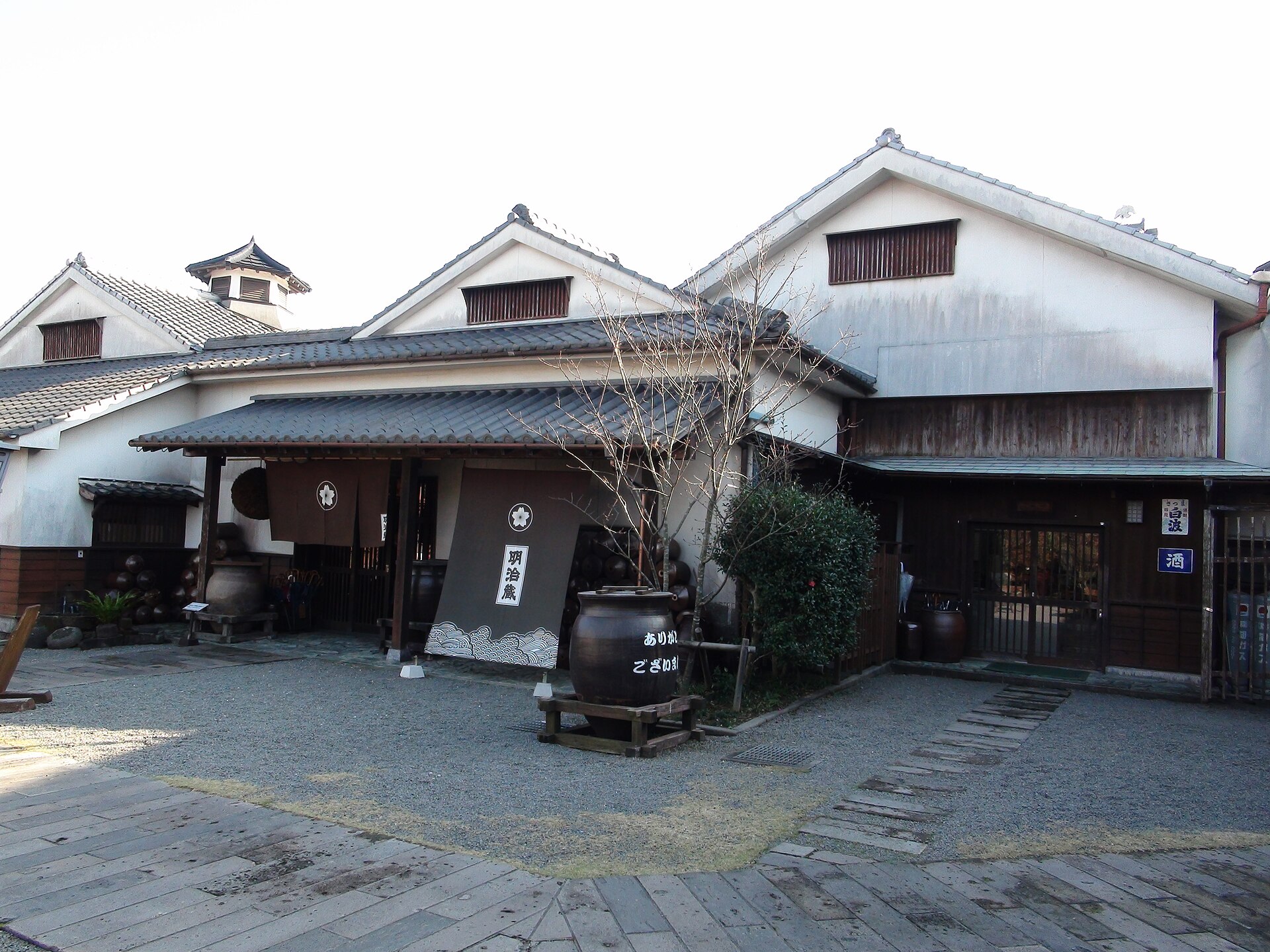 甕が置かれた薩摩酒造の焼酎蔵「明治蔵」の中庭