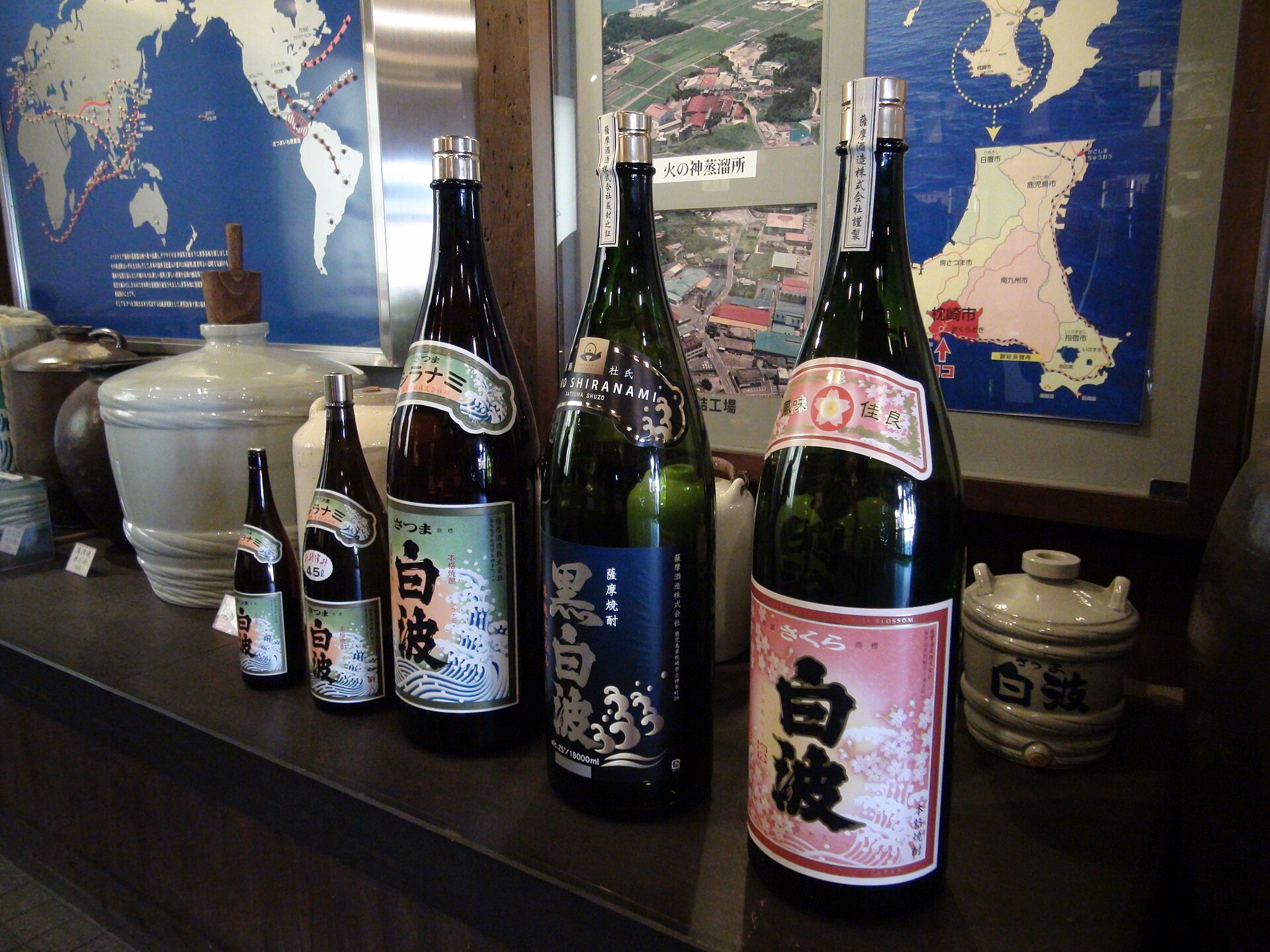 薩摩酒造の芋焼酎「白波」などのボトルと甕の展示