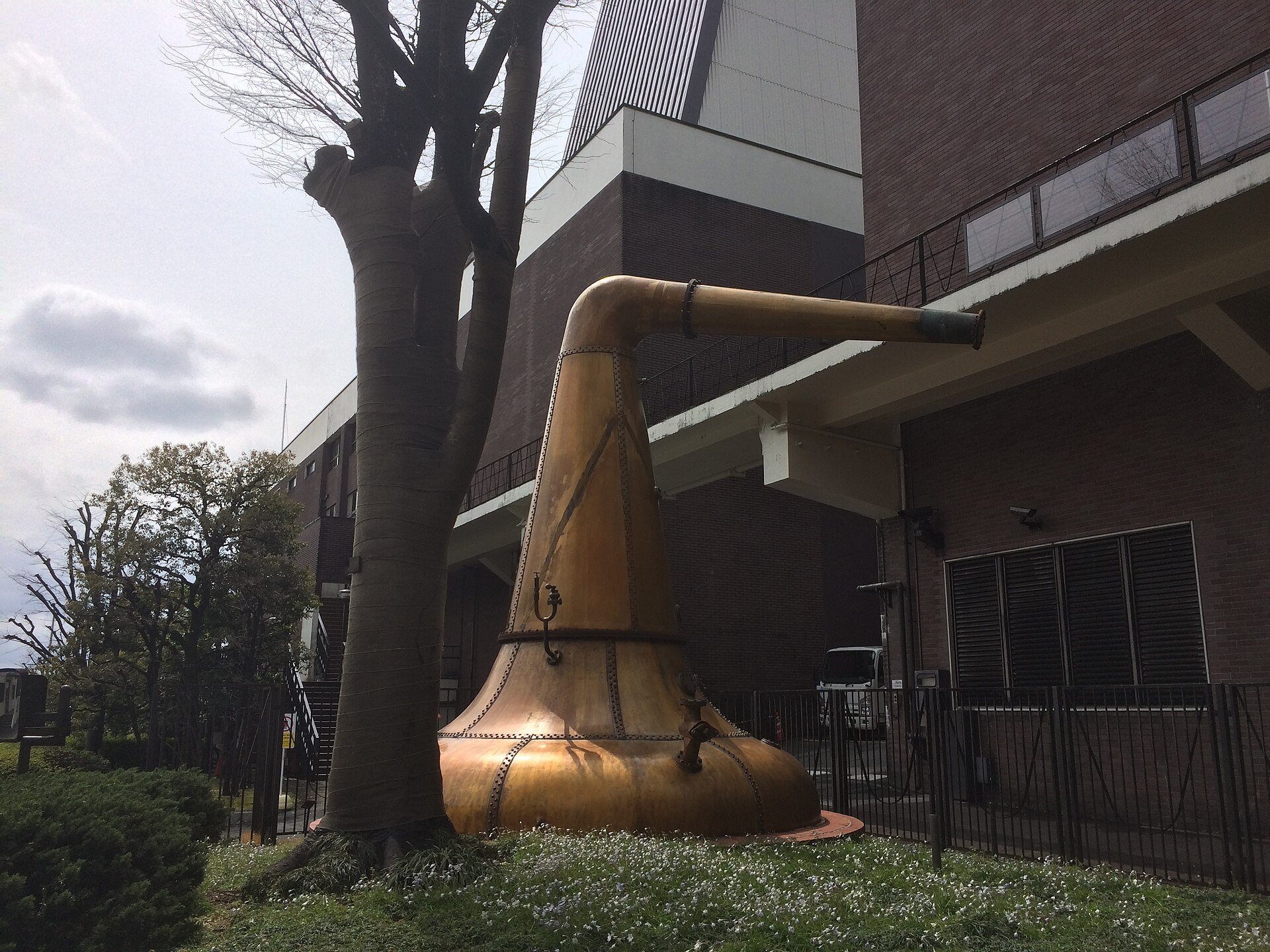 山崎蒸溜所の敷地に展示された銅製ポットスチル