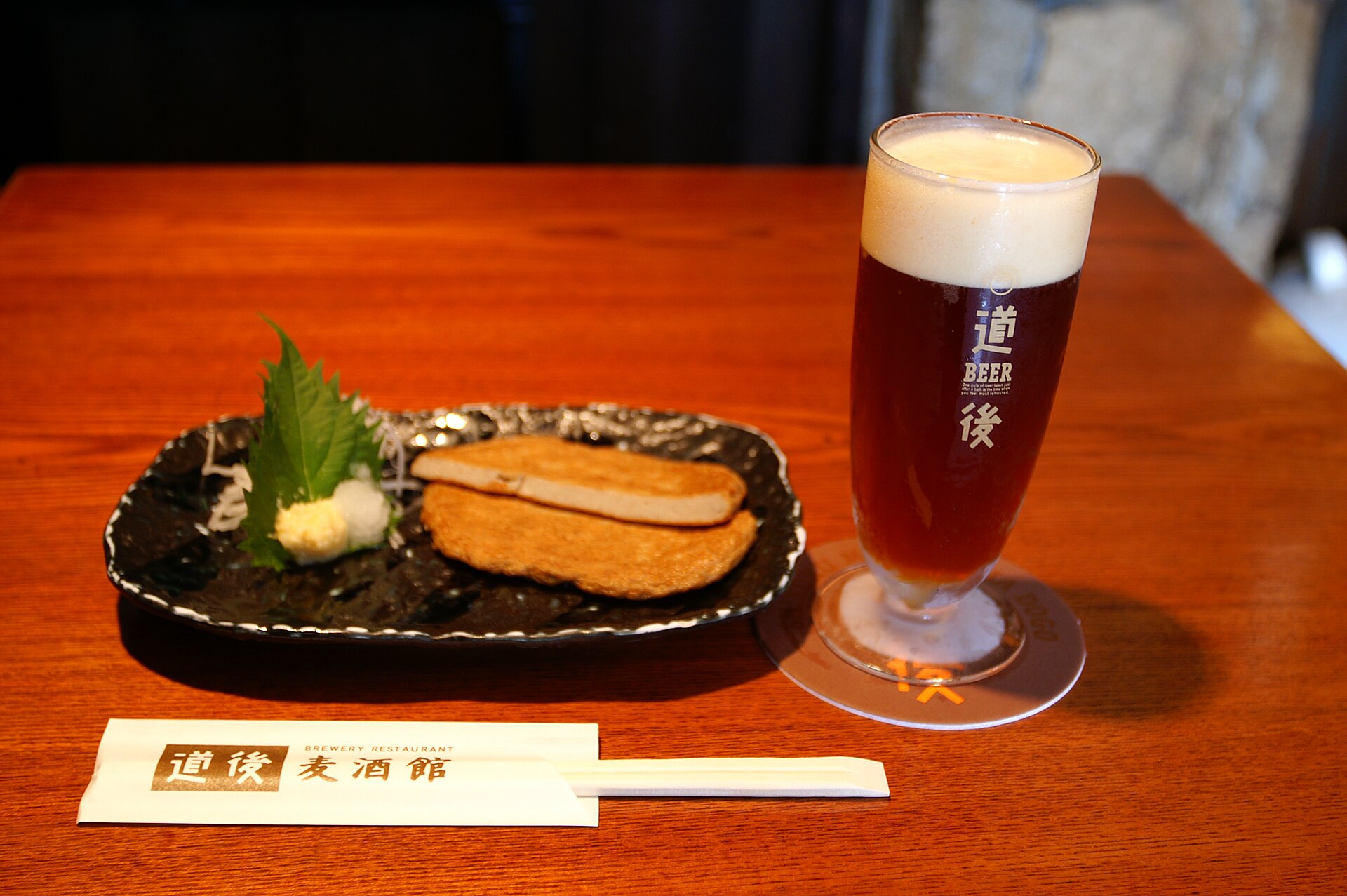 道後ビール「マドンナ」（アルト）のグラスとじゃこ天