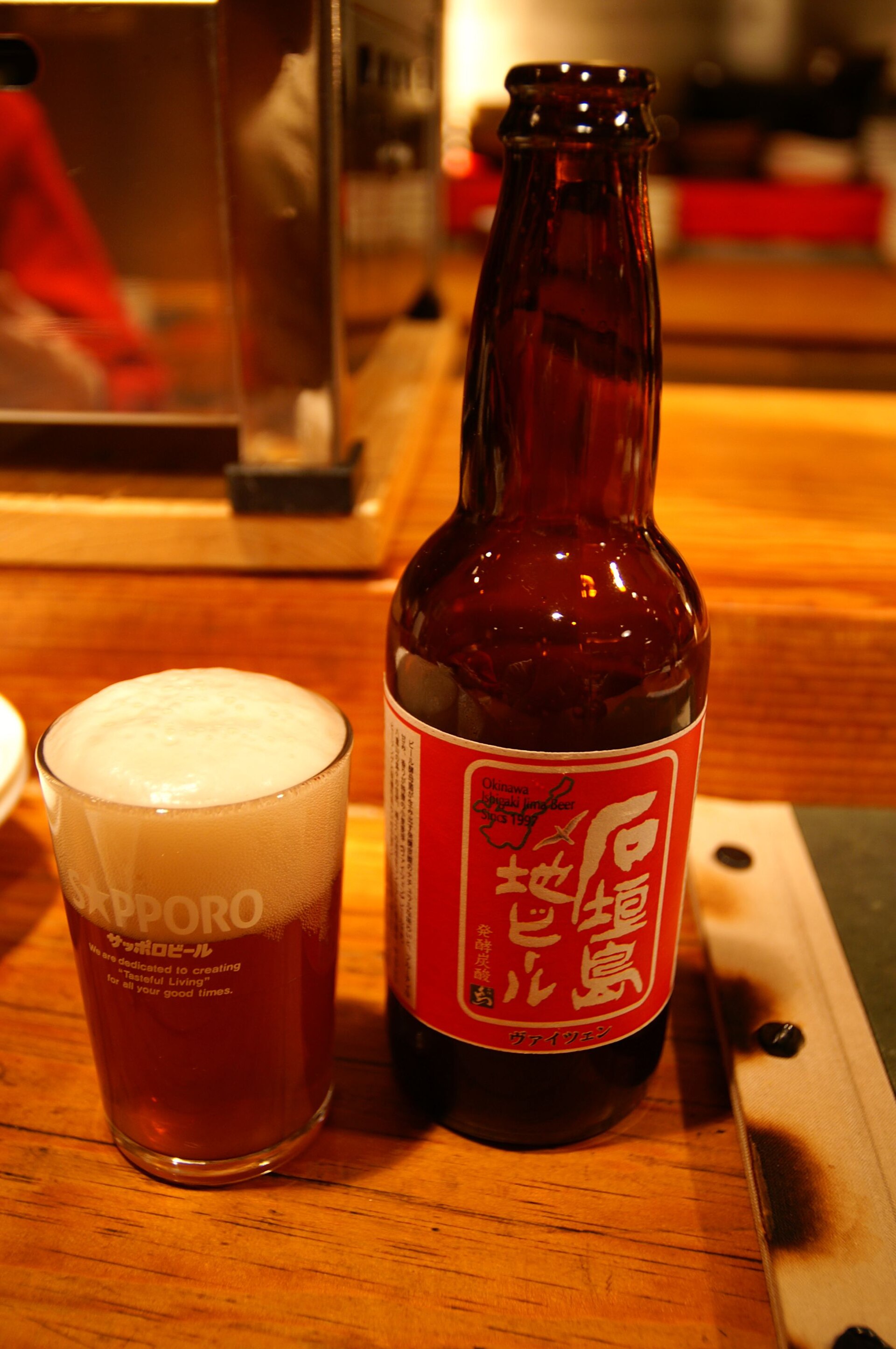 那覇の店で出された石垣島地ビール（ヴァイツェン）の瓶とグラス