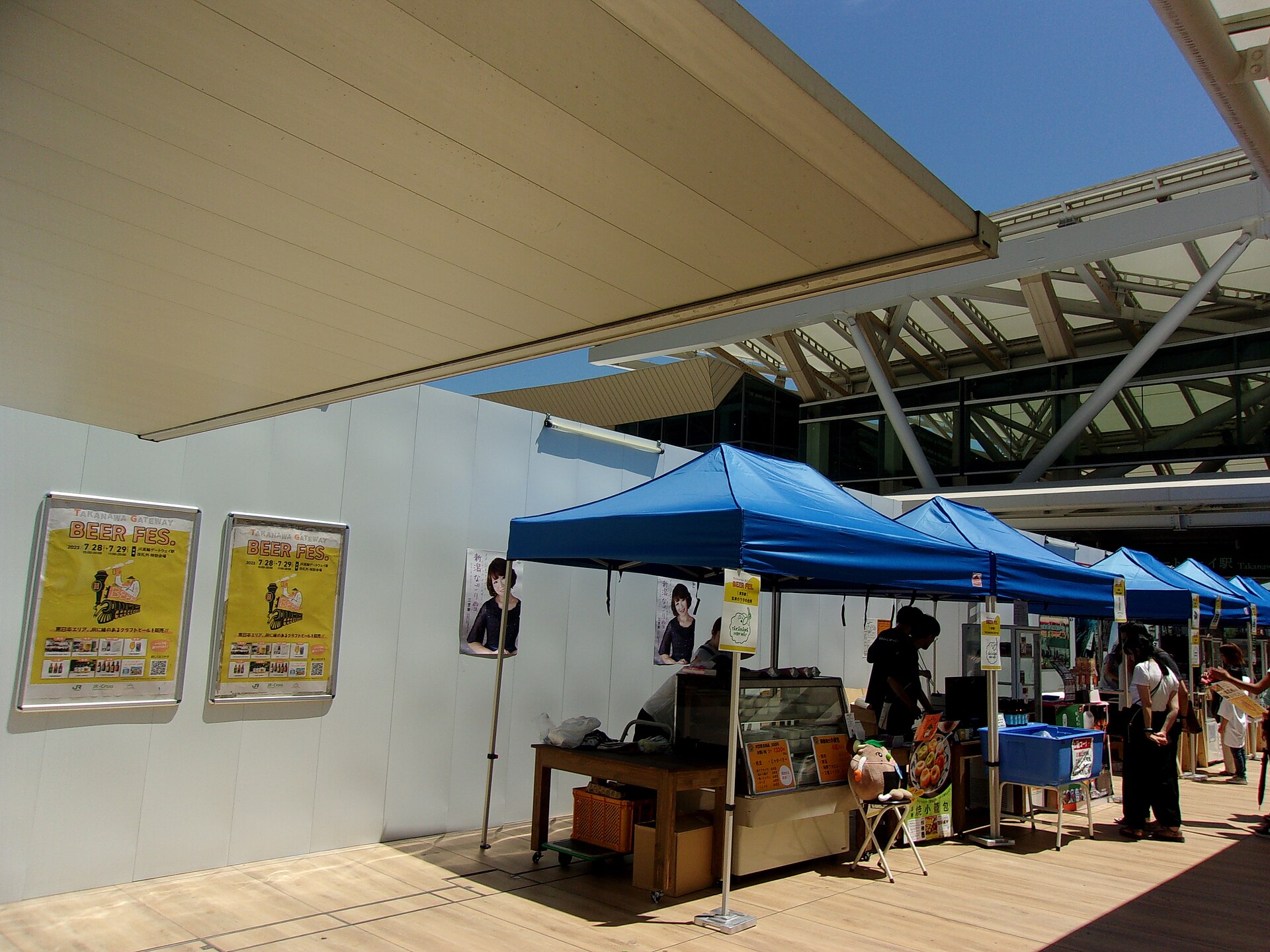 高輪ゲートウェイ駅前に並ぶビアフェスの出店テント
