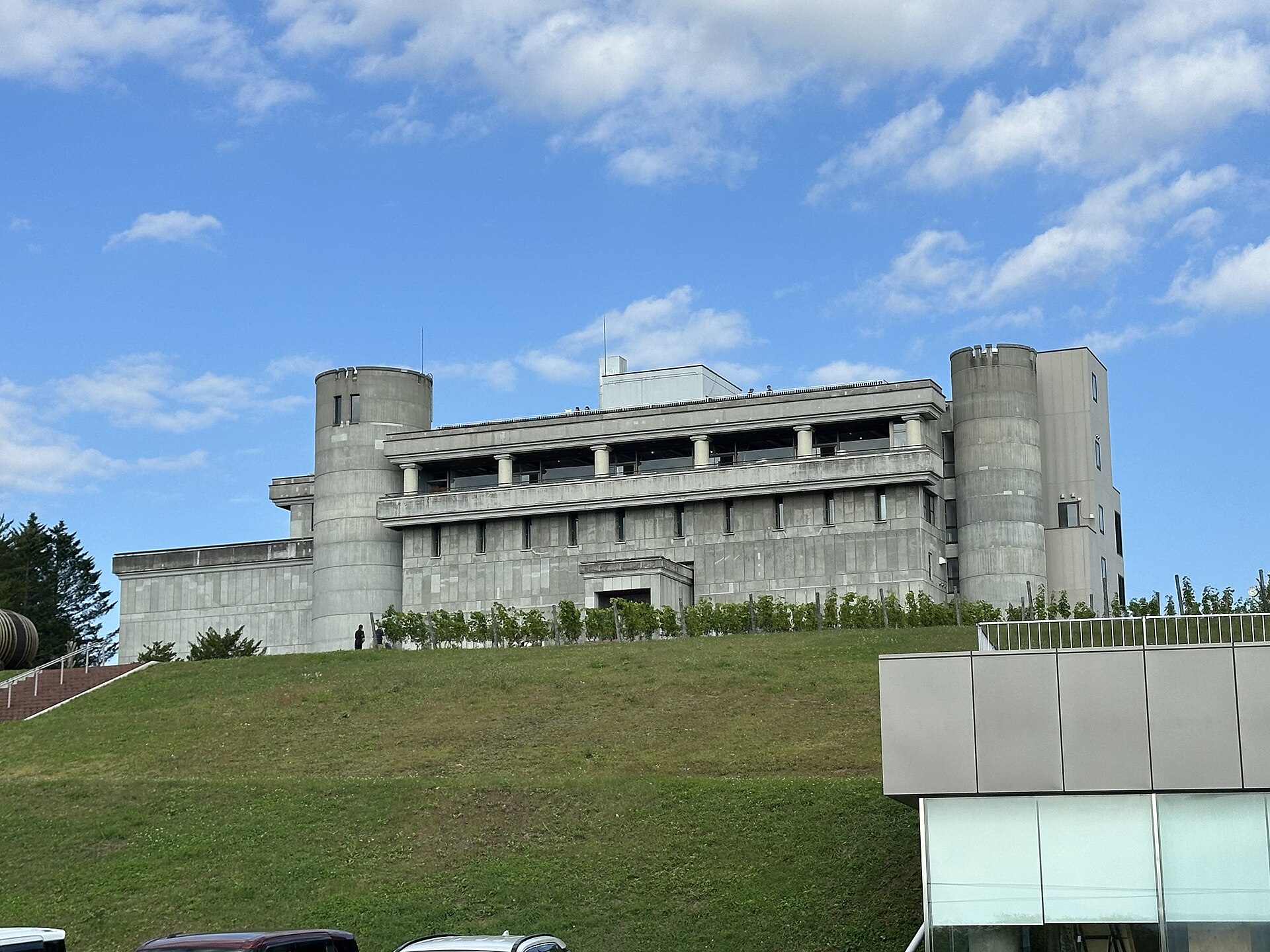 丘の上に建つ池田町ブドウ・ブドウ酒研究所（ワイン城）