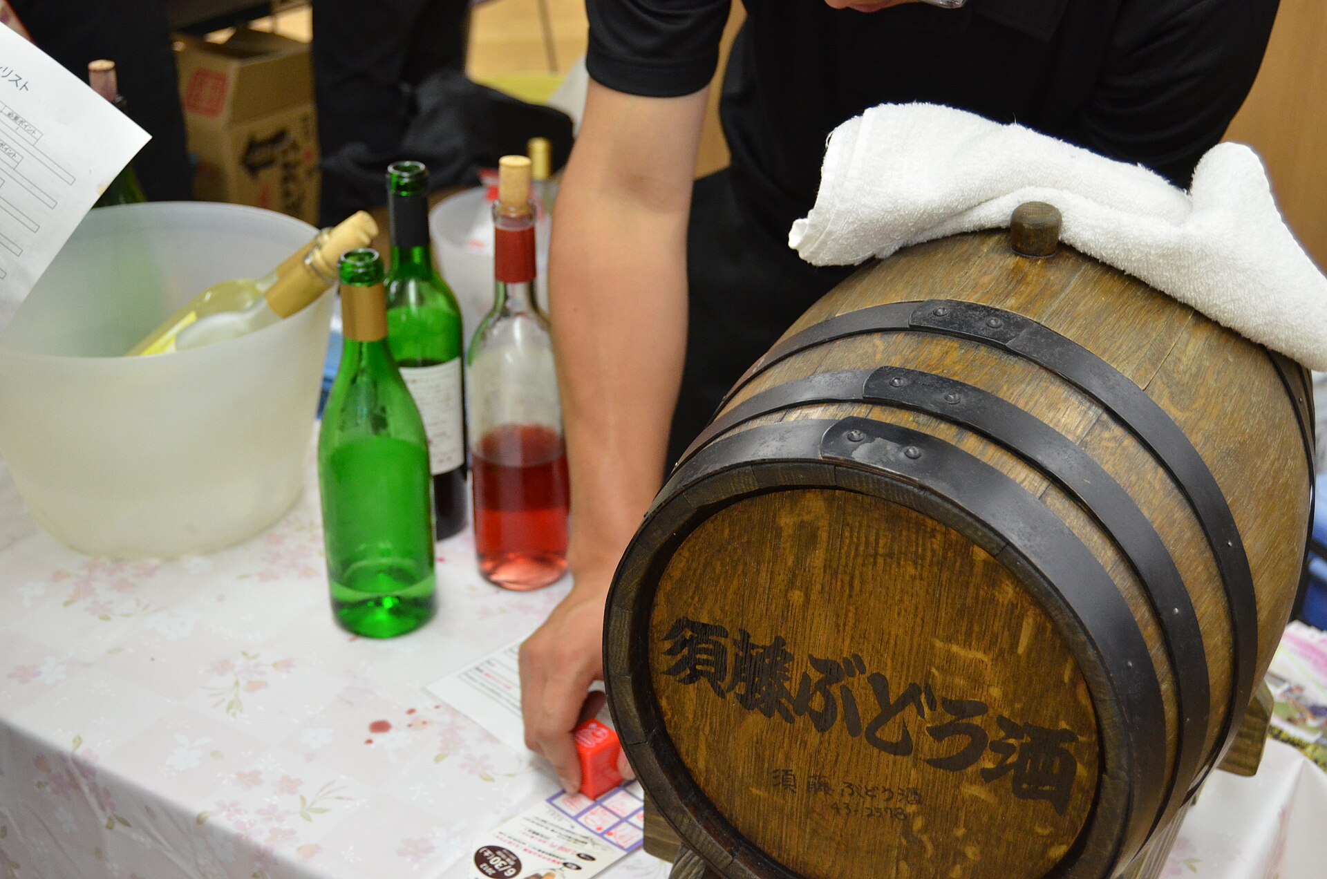 ワイン祭りで樽から注がれる須藤ぶどう酒のワイン